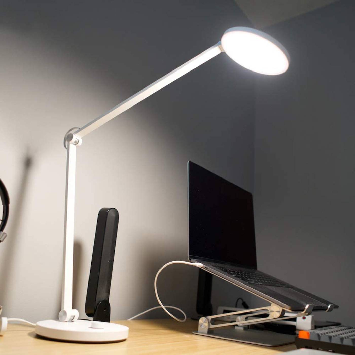 Xiaomi-MI-Smart-LED-Desk-Lamp-Pro-white-1.jpg