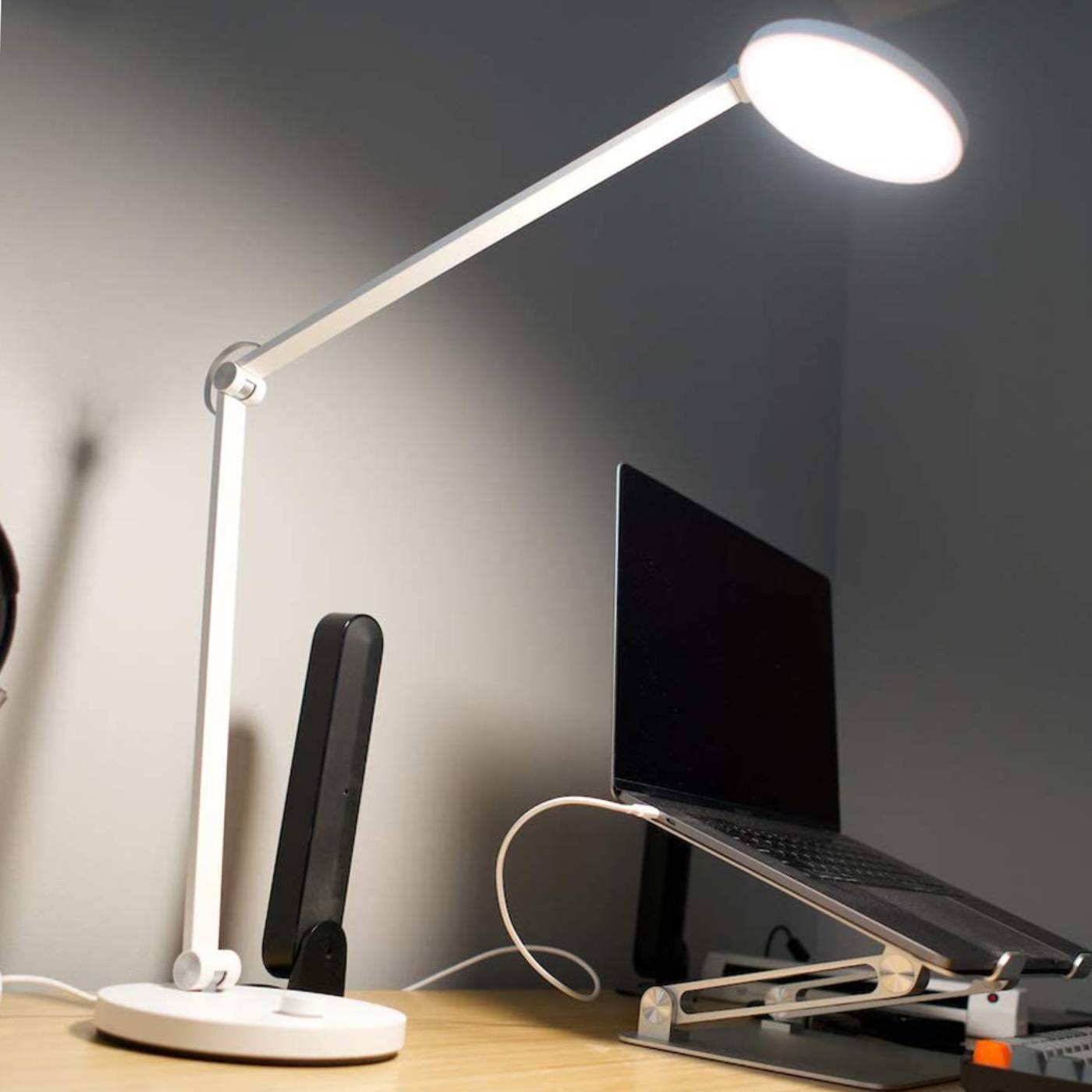 Xiaomi-MI-Smart-LED-Desk-Lamp-Pro-white-3.jpg